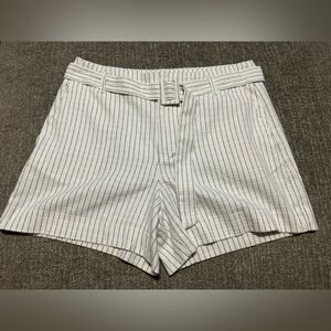 Banana Republic Women’s 4 Inch Shorts Size 10 
White With Stripes And Belt